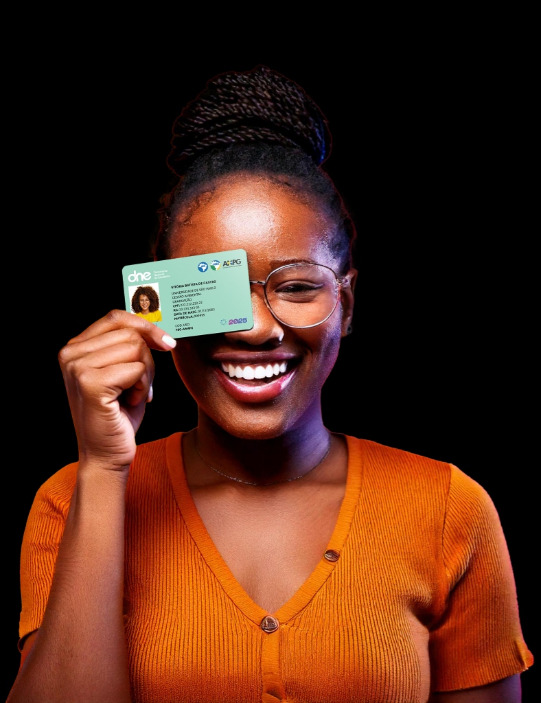 Estudante segurando carteirinha de estudante sorrindo